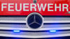 Das Feuerwehrauto ist von der Straße abgekommen und umgekippt. (Symbolbild)