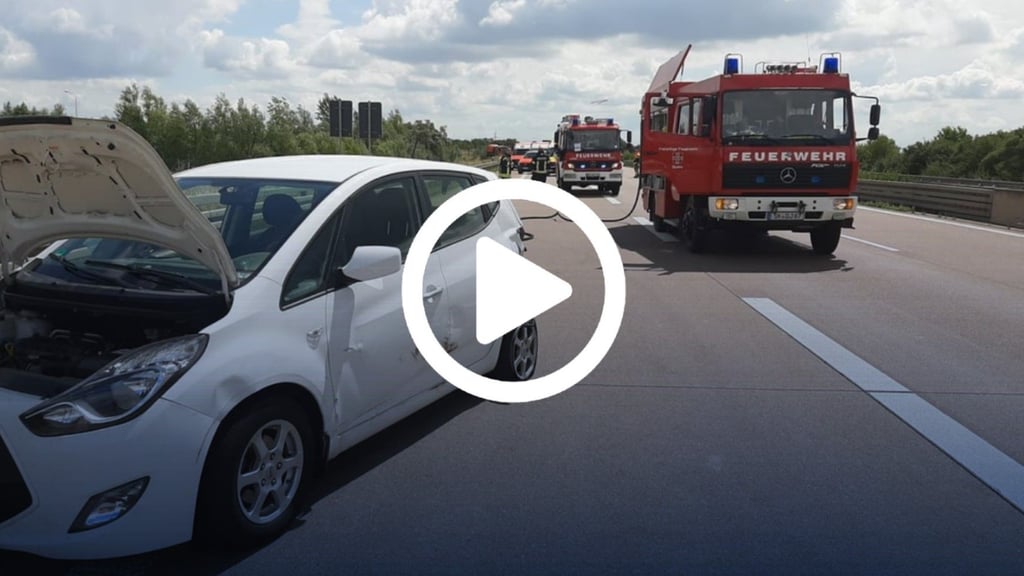 Unfall mit drei Fahrzeugen: Auf der A 14 bei Halle hat es Dienstagmittag gekracht.