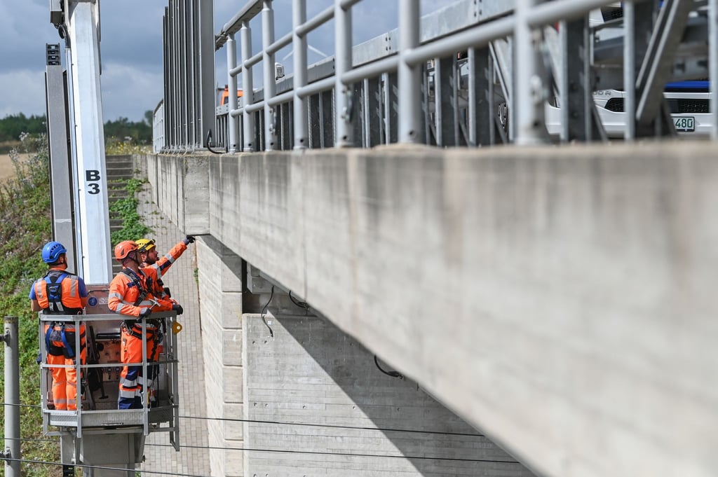 Die Autobahn GmbH überprüft Brücken.