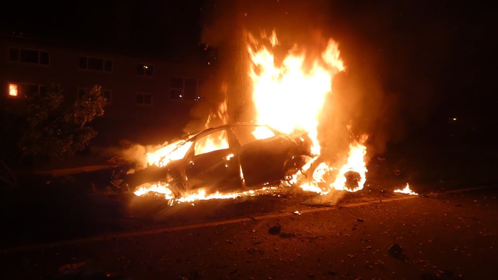 Feuerwehr und Polizei waren am Montagabend bei Seeben im Einsatz, um einen Toten aus seinem ausgebrannten Auto zu bergen.
