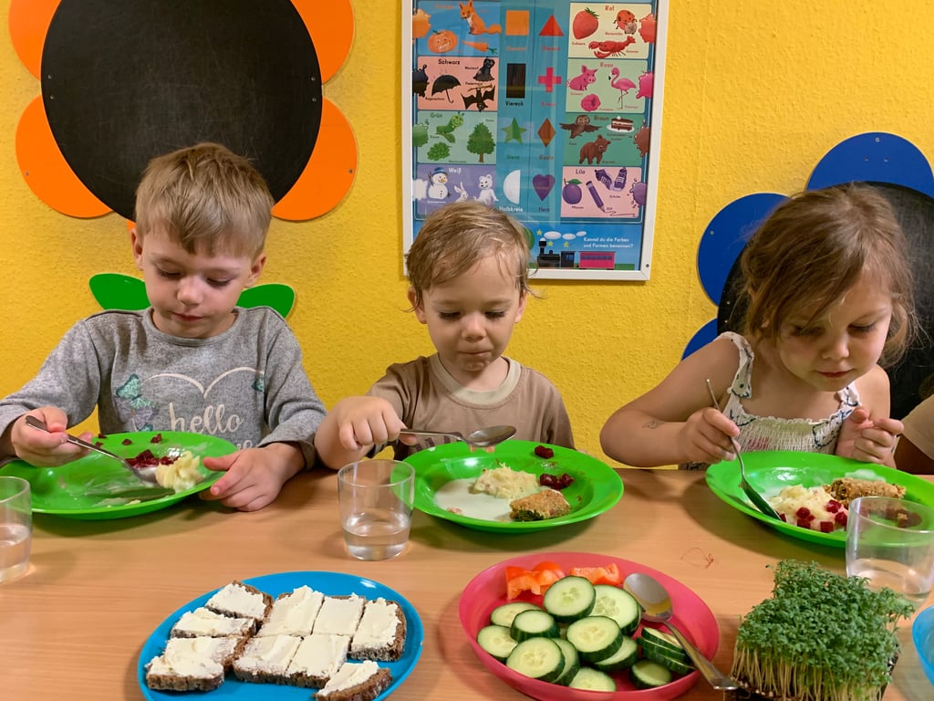 Die Kinder Raven, Semen, Lia (von links nach rechts) essen in der Kita ab August nur noch vegetarisches Essen.