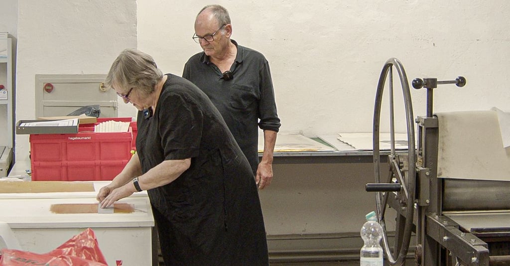Angelika Flaig, hier mit Michael Wackwitz, zeigt Besuchern Drucktechniken.