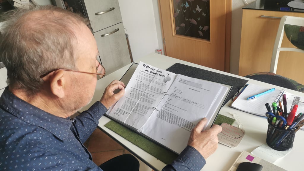 Viel Papier, aber keine Heilung: Seit zweieinhalb Jahren ist Ludwig Schirrmeister aus Halberstadt chronisch krank.