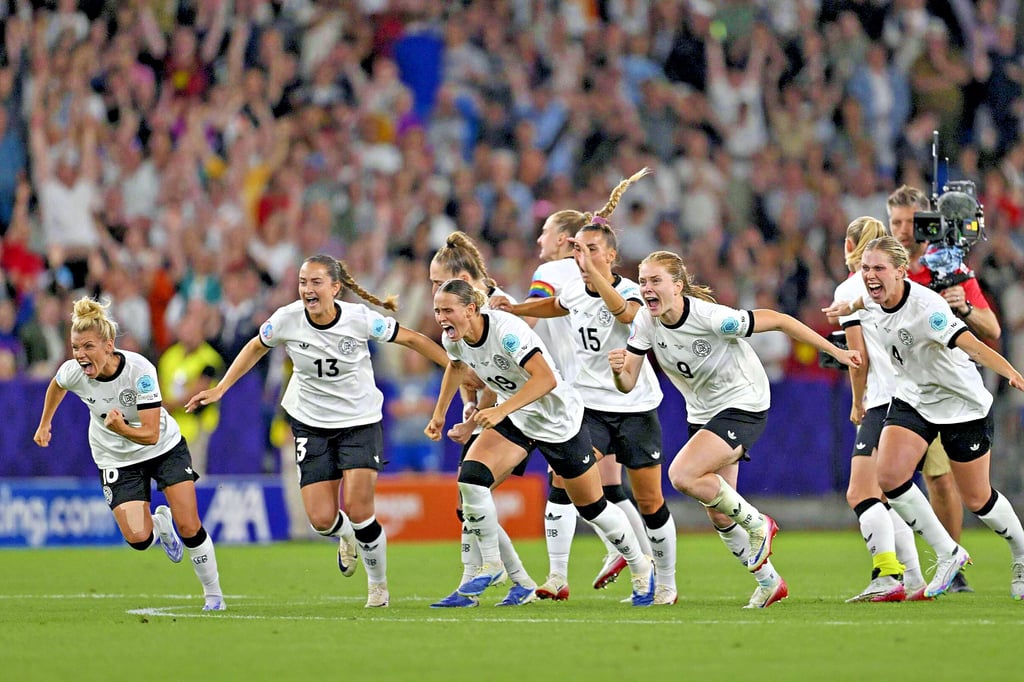 Die deutschen Frauen bejubeln bei der Europameisterschaft ihren Viertelfinalsieg gegen Frankreich.