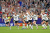 Die deutschen Frauen bejubeln bei der Europameisterschaft ihren Viertelfinalsieg gegen Frankreich.