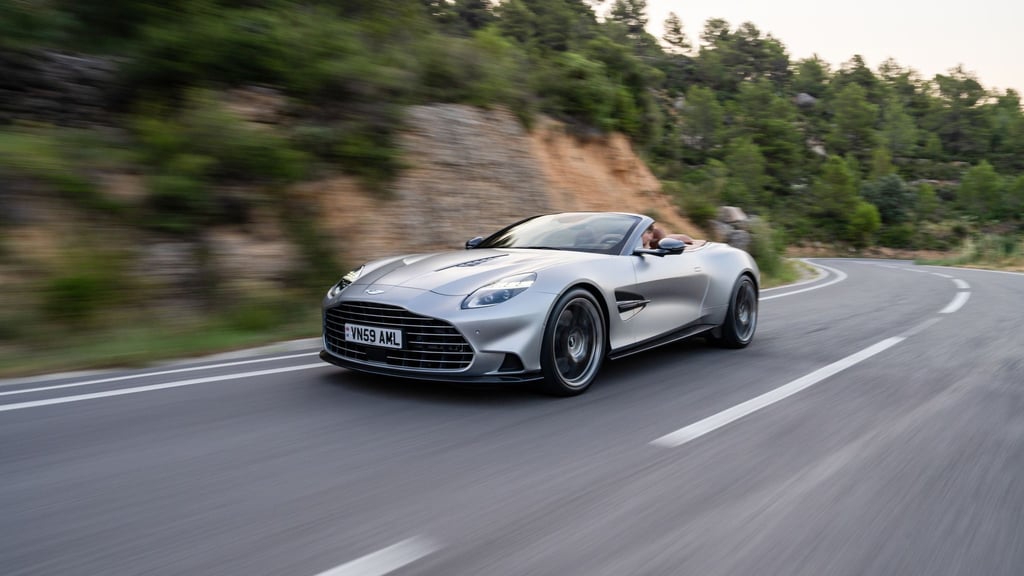 Im Sprint von 0 auf 100 km/h in 3,4 Sekunden und ein Spitzentempo von 345 km/h: der Aston Martin Vanquish Volante.