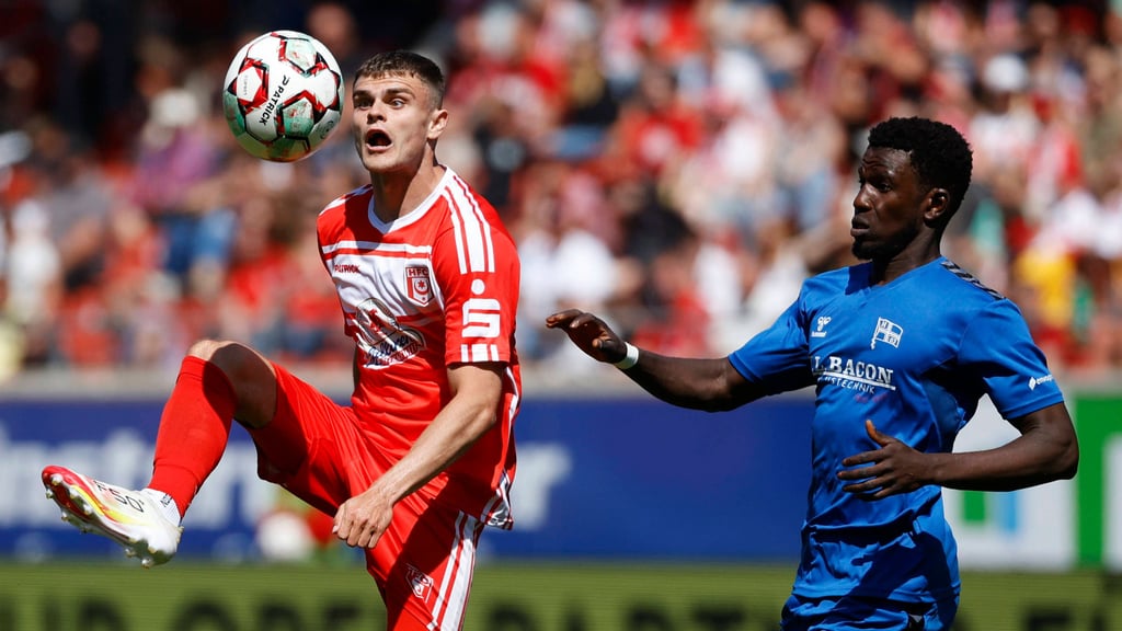 In der vergangenen Saison war Bocar Baro (r., gegen Fabrice Hartmann) noch Gegner des HFC, jetzt spielt er selbst für Halle.