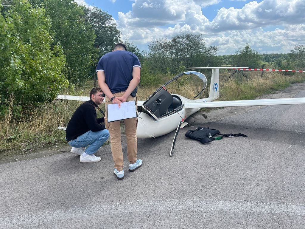 Direkt nach der Bruchlandung gab es erste Untersuchungen an der verunglückten Maschine.