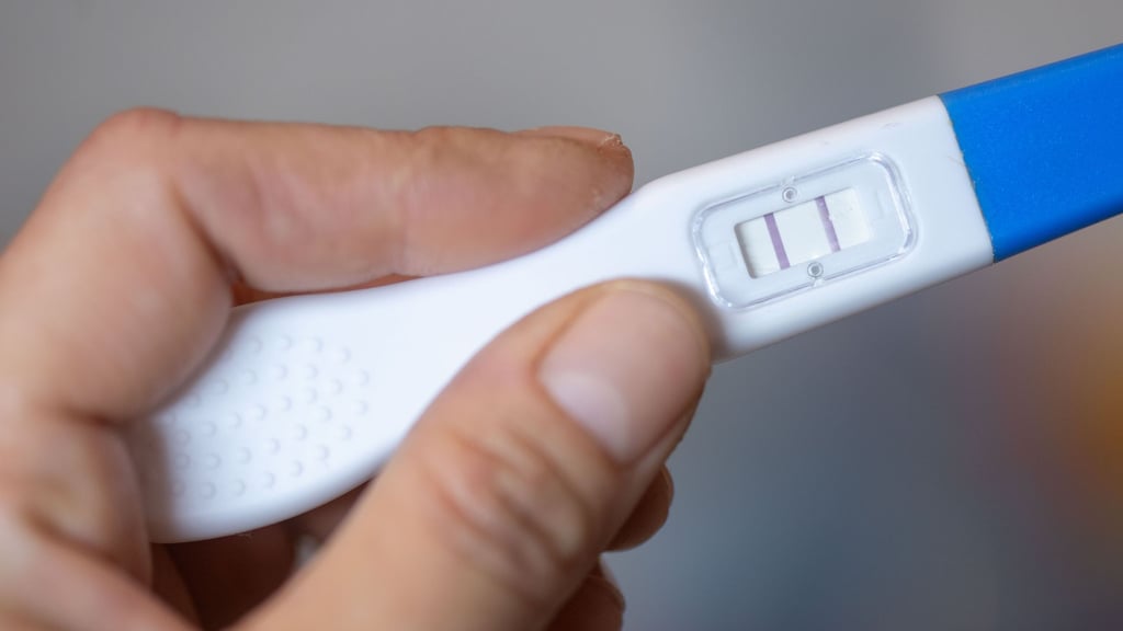 Ein Schwangerschaftstest zeigt mit zwei Streifen eine Schwangerschaft an. In Sachsen-Anhalt gibt es immer weniger Ärzte, die dazu berechtigt sind.