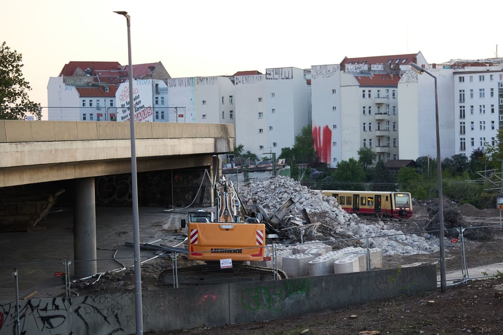 Die marode Westendbrücke wurde im April abgerissen. Sie soll nun an selber Stelle neu gebaut werden. (Archivbild)