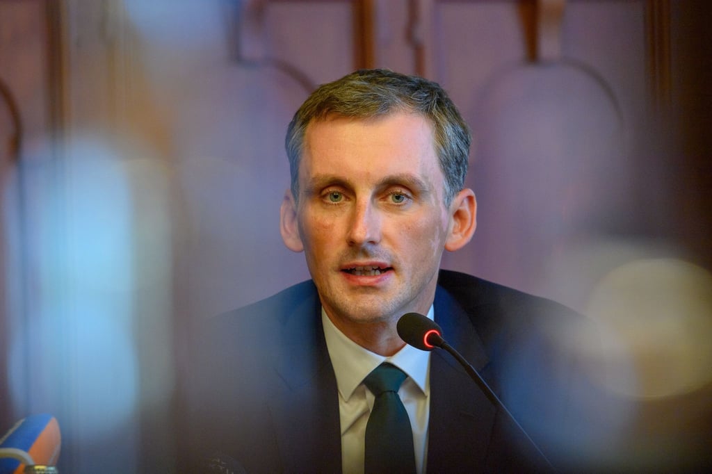 Sachsen-Anhalts Bildungsminister Jan Riedel (CDU) hat wie seine Vorgängerin mit dem großen Thema Lehrermangel zu tun. (Archivbild)