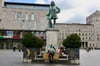 Mit Pflanzen umstellt: das Händeldenkmal auf dem Marktplatz von Halle. Geht es nach Oberbürgermeister Alexander Vogt, soll es eine Umfriedung erhalten.