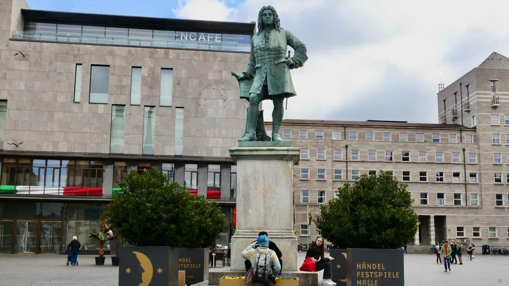 Mit Pflanzen umstellt: das Händeldenkmal auf dem Marktplatz von Halle. Geht es nach Oberbürgermeister Alexander Vogt, soll es eine Umfriedung erhalten.