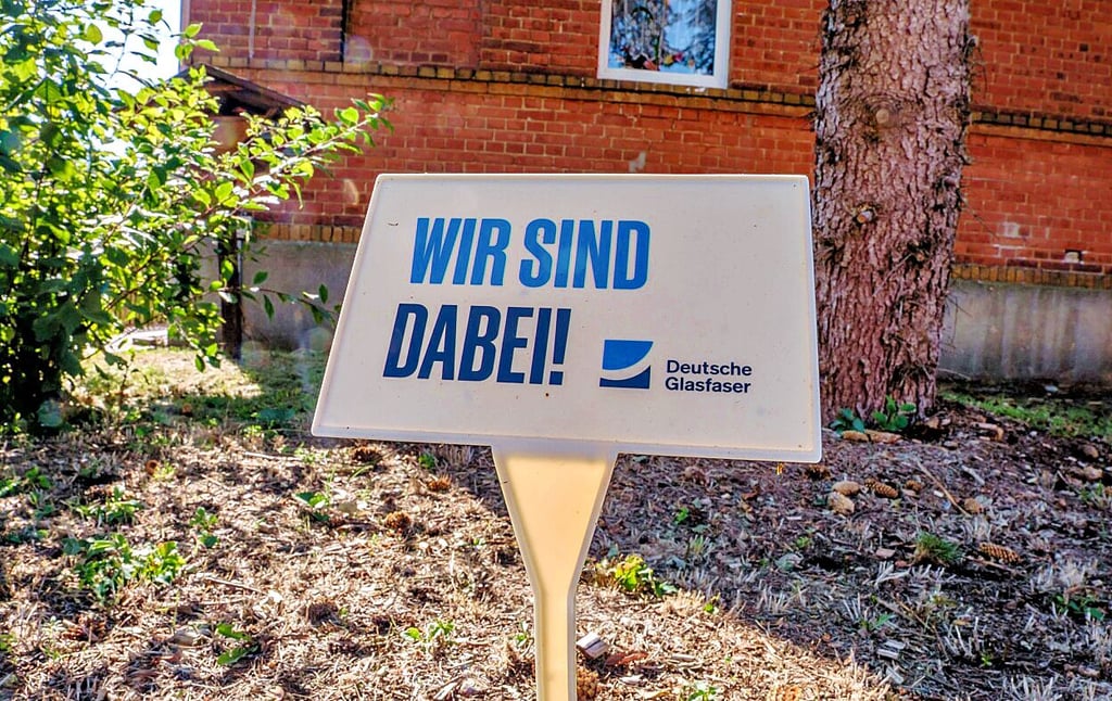 Trotz Werbeschildern wie hier in Reuden: Der Glasfaserausbau durch die Deutsche Glasfaser kommt in Kemberg nicht vom Fleck.
