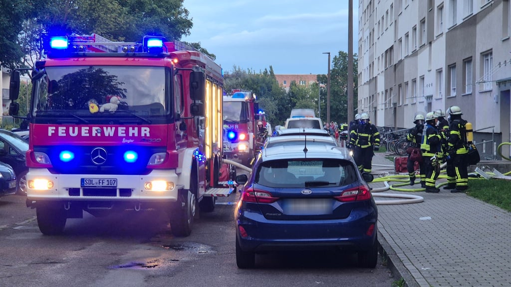 Feuerwehreinsatz am Dienstagabend, 22. Juli 2025, in der Robert-Dittmann-Straße in Stendal: In einem Mehrfamilienhaus ist es zu einem Brand gekommen.
