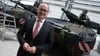 Wirtschaftsminister Grant Hendrik Tonne (SPD) besichtigt bei seiner Sommerreise die Schützenpanzer-Produktion in Unterlüß.