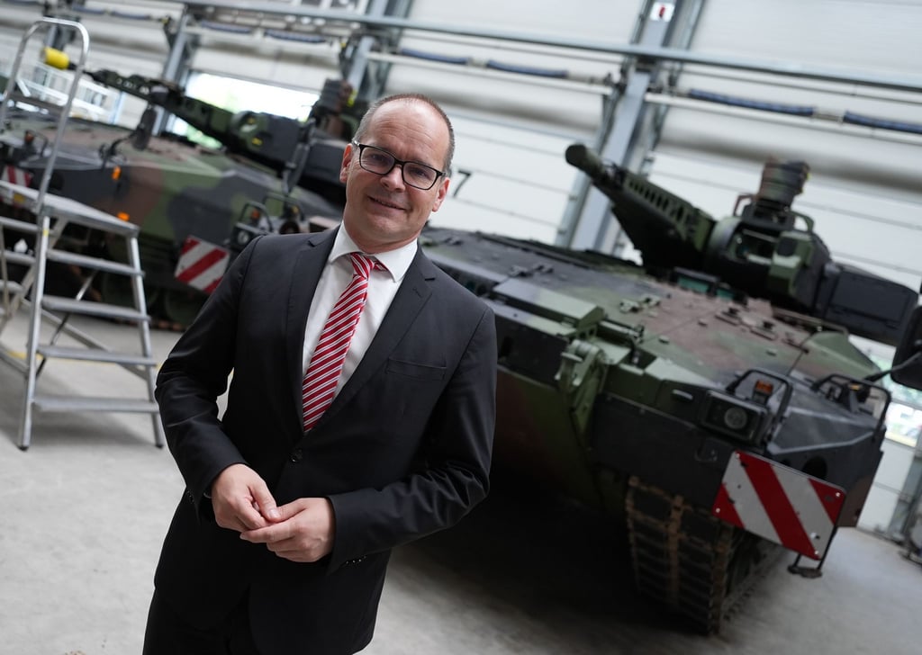 Wirtschaftsminister Grant Hendrik Tonne (SPD) besichtigt bei seiner Sommerreise die Schützenpanzer-Produktion in Unterlüß.