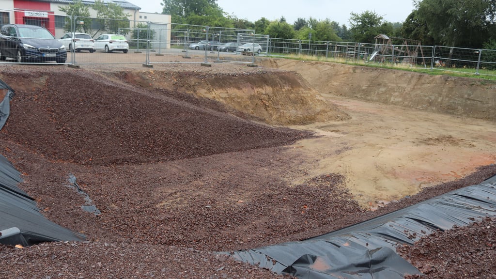 Im Zuge der Altlastensanierung wurde die alte Schule in Schackensleben abgerissen und das Gelände für einen Neubau beräumt.