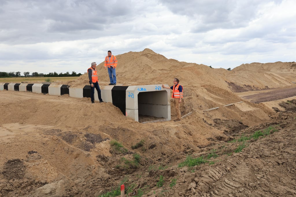 Baustelle B 6 bei Köthen: Hier müssen 229 Krötentunnel eingezogen werden. Die dreispurige Schnellstraße soll ab 2027 die Autobahn A 14 mit der A 9 verbinden und die Fahrtzeit von Magdeburg nach Dessau verkürzen.