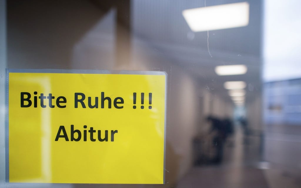 Mehr als 14.000 Schülerinnen und Schüler legten in diesem Jahr in Berlin ihr Abitur ab. (Symbolbild)