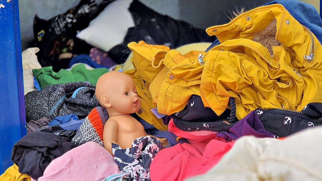 In Altkleidercontainer in Stendal werden häufig Sachen eingeworfen, die dort nicht hineingehören.