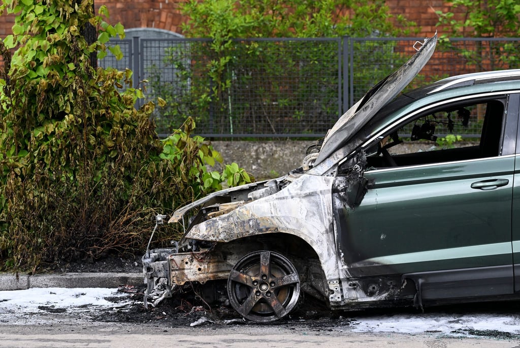Wegen Brandstiftungen an Autos vor Berliner Gefängnissen hat die Polizei eine Wohnung und eine Gefängniszelle durchsucht.