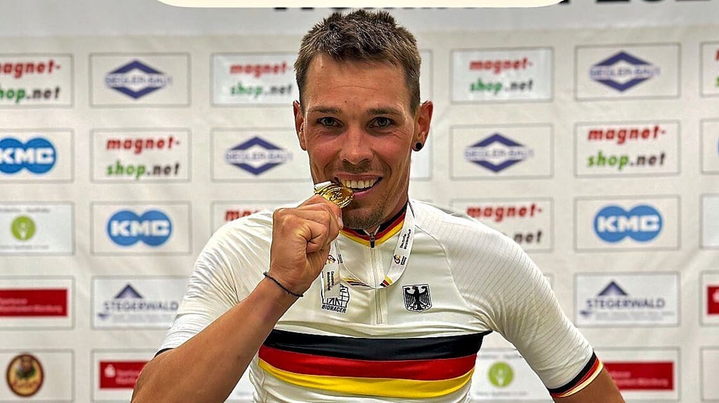 Die Medaille schmeckt nicht nur nach Gold, sondern sie ist auch aus Gold: Tommy Galle kann sich über den Gewinn der Deutschen Mountainbike-Meisterschaften in der Disziplin Cross Country freuen.