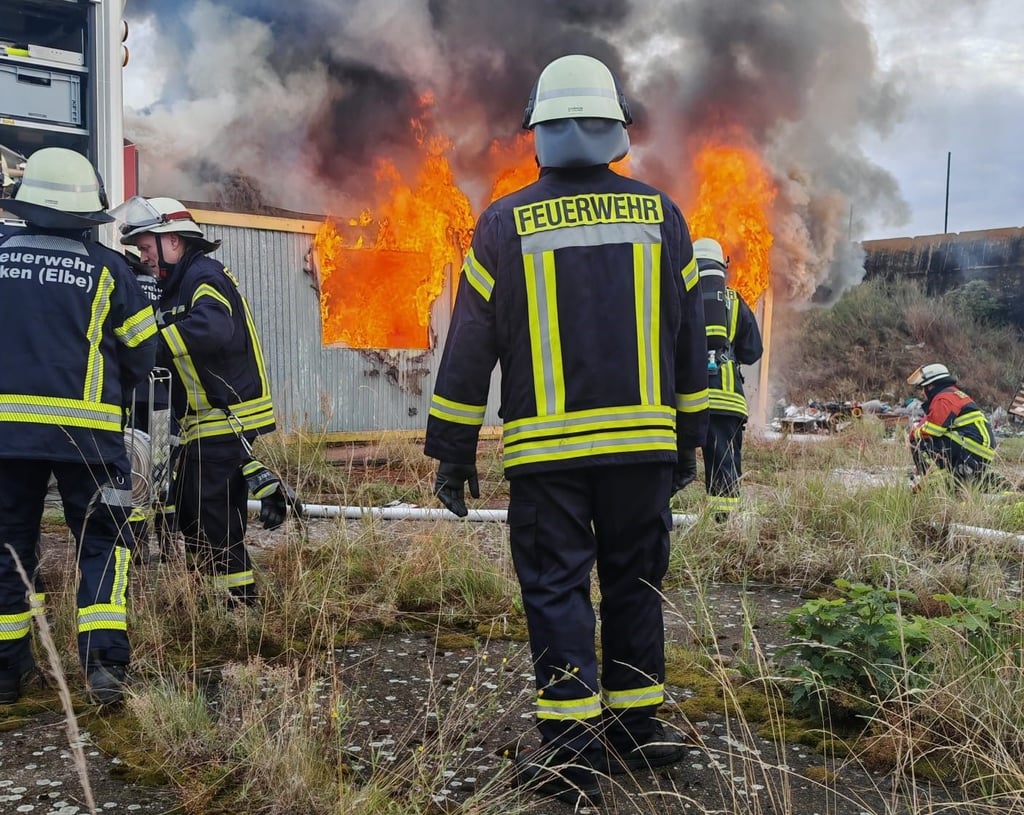 Der Container stand vollständig in Flammen.