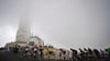 Die Radprofis um Tadej Pogacar (M) fahren 2021 zum Mont Ventoux.