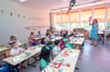 In der Grundschule Am Akazienwäldchen wird die Schülerzahl steigen. Deshalb werden zusätzliche Räume hergerichtet. Das Foto zeigt eine erste Klasse des vorigen Jahres. 