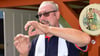 Auch bei den Angelsportlern sind manchmal kleine Finger von Vorteil, wenn man versucht, ein Vorfach selbst anzufertigen, wie es Ulf Aschmotat hier macht.