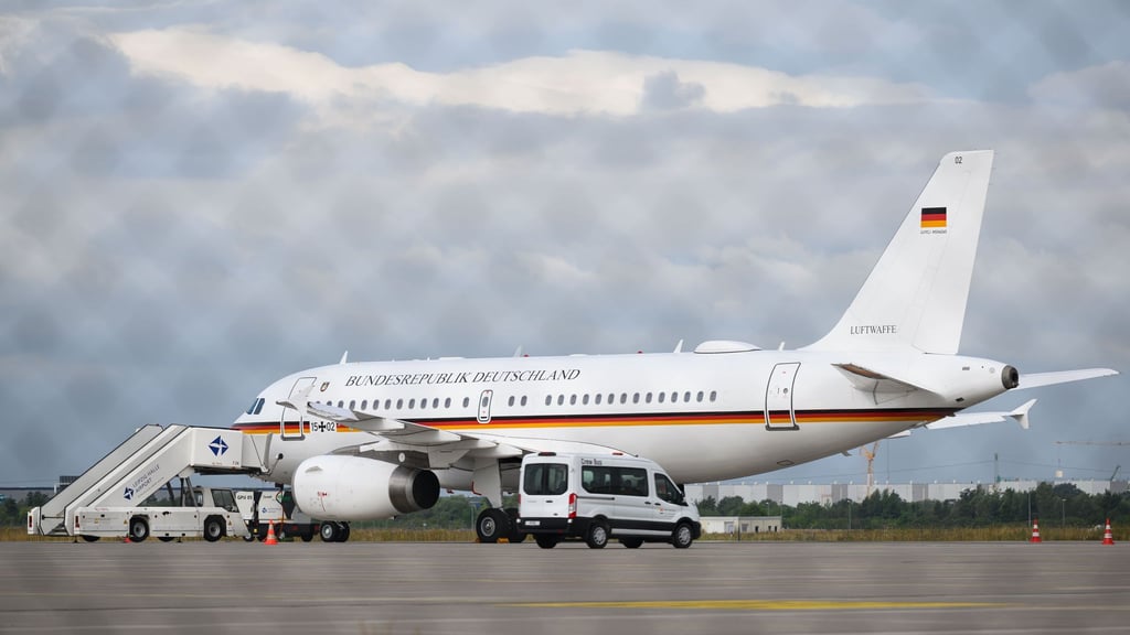 Ein Flugzeug der Flugbereitschaft der Bundeswehr landete außerplanmäßig in Leipzig.