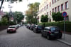 In der Brunnerstraße in Magdeburg-Sudenburg gibt es seit Jahren ein Problem mit parkenden Autos auf dem Gehweg. Nun wird ein Teil des Gehwegs zurückgebaut. 