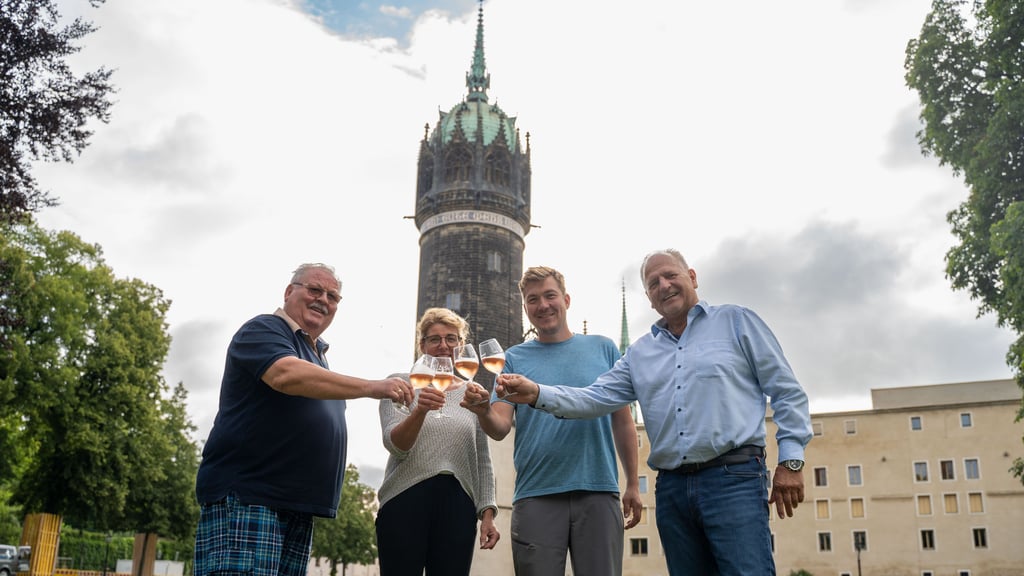 Von links: Die Macher des Festes Edelfried Schimmel, Stefanie Treppesch, Johannes Zwicker und Versicherungsmakler Helge Ritter stoßen gemeinsam auf das 30. Jubiläum an.