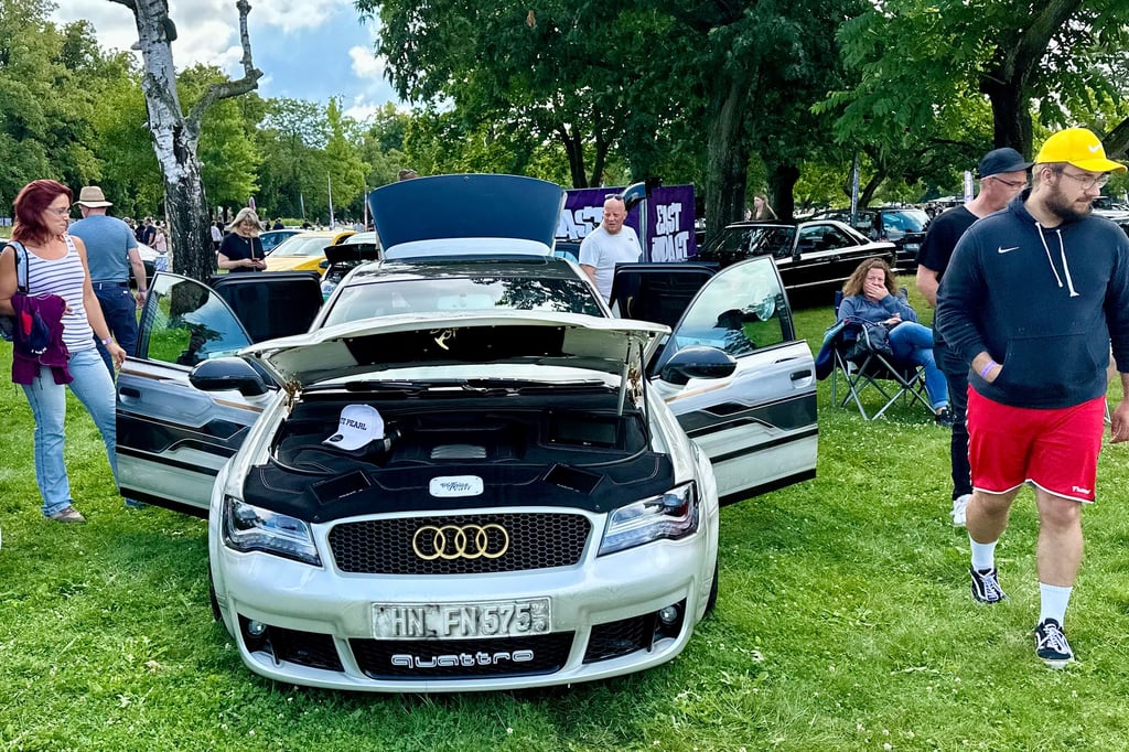 Hingucker: Ein aufgemotzter Audi quattro 2024 im Burger Goethepark.
