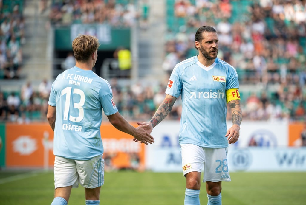 Die Unioner Andras Schäfer (l) und Christopher Trimmel werden in Herzogenaurach auf die kommende Saison vorbereitet.