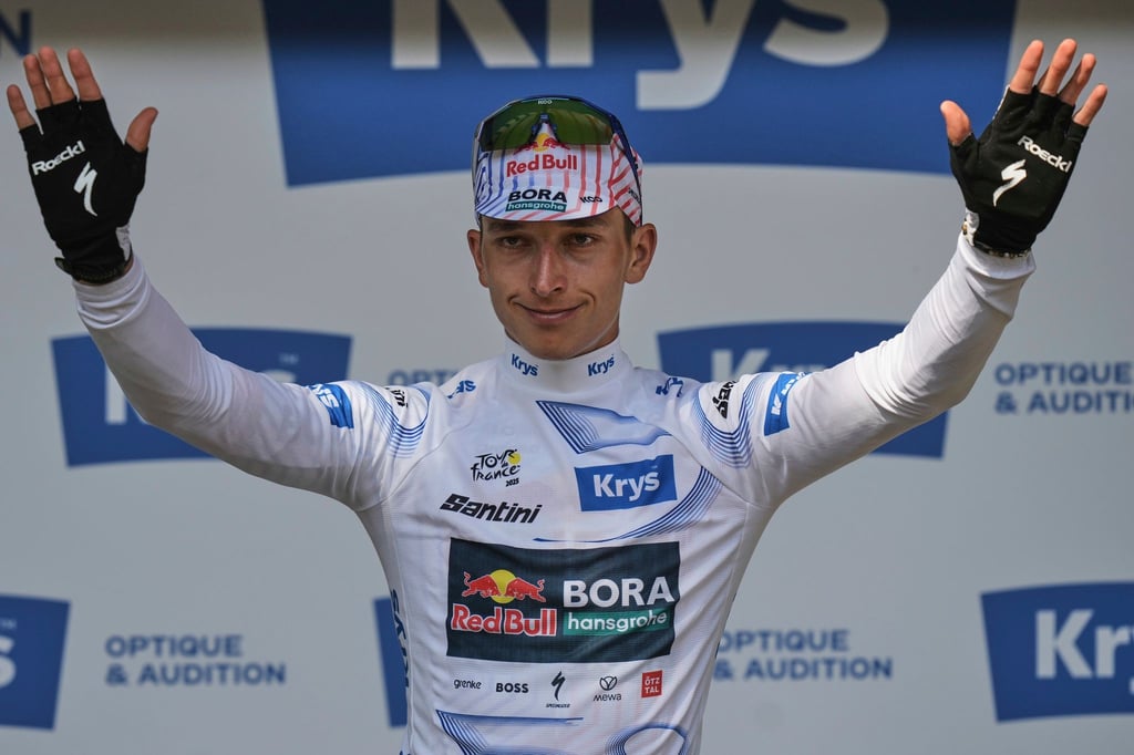 Florian Lipowitz fährt bei der Tour im Weißen Trikot des besten Jungprofis..