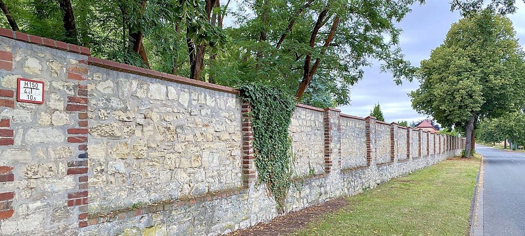 Für 250.000 Euro will man die Friedhofsmauer an Kreisstraße und Rathmannsdorfer Straße sanieren.