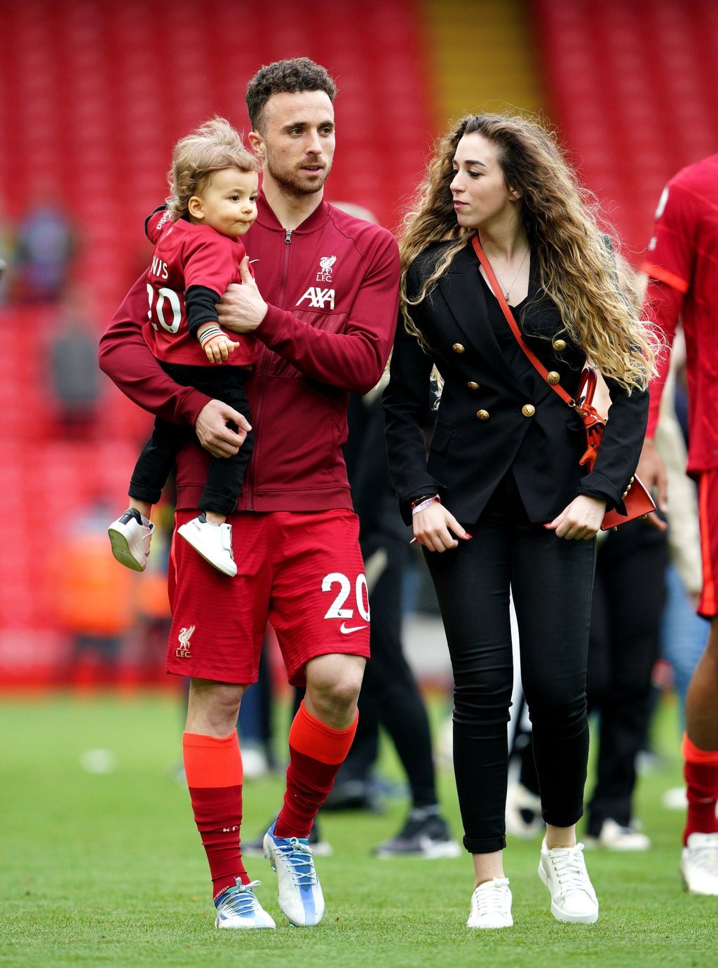 Diogo Jota und seine langjährige Partnerin Rute Cardoso im Jahr 2022 mit einem ihrer drei Kinder.