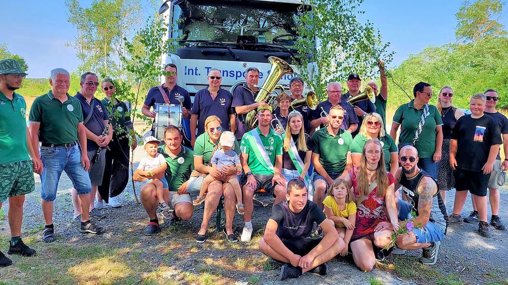 Auf einem mit Birkenzweigen geschmücktem Lkw machten sich am Sonntagmorgen zur Rundfahrt auf: die Mitglieder des Heimatvereins, Musikanten der Blaskapelle, das Prinzenpaar und Moderator Ralf Günther.