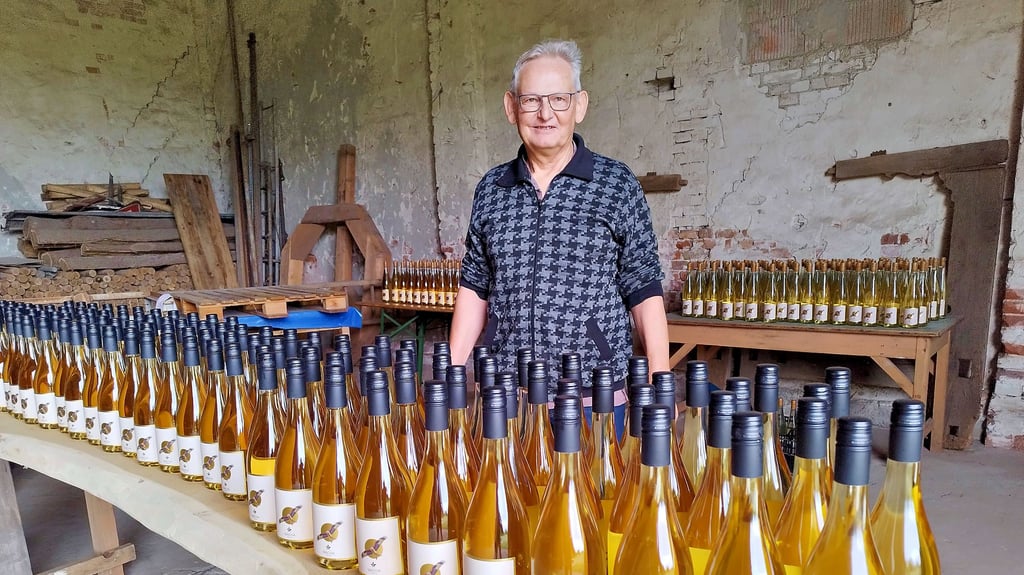 Winzer Gerhard Wacha mit seinem 2024er Wein, der vor wenigen Tagen in Jeebel eingetroffen ist.