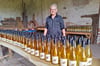 Winzer Gerhard Wacha mit  seinem 2024er Wein, der vor wenigen Tagen in Jeebel eingetroffen ist.  