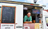 Georg Alexeev schaut optimistisch aus dem mobilen Café auf dem Arendseer Marktplatz. 