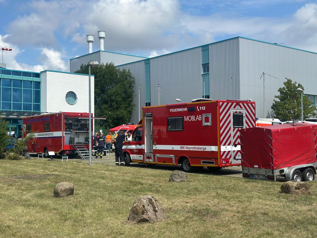 Nach dem Austritt von Arsen läuft ein Großeinsatz von Feuerwehr und Polizei an einer Fabrik in Osterwieck - auch ein mobiles Labor vom Institut für Brand- und Katastrophenschutz (IBK) in Heyrothsberge ist vor Ort.