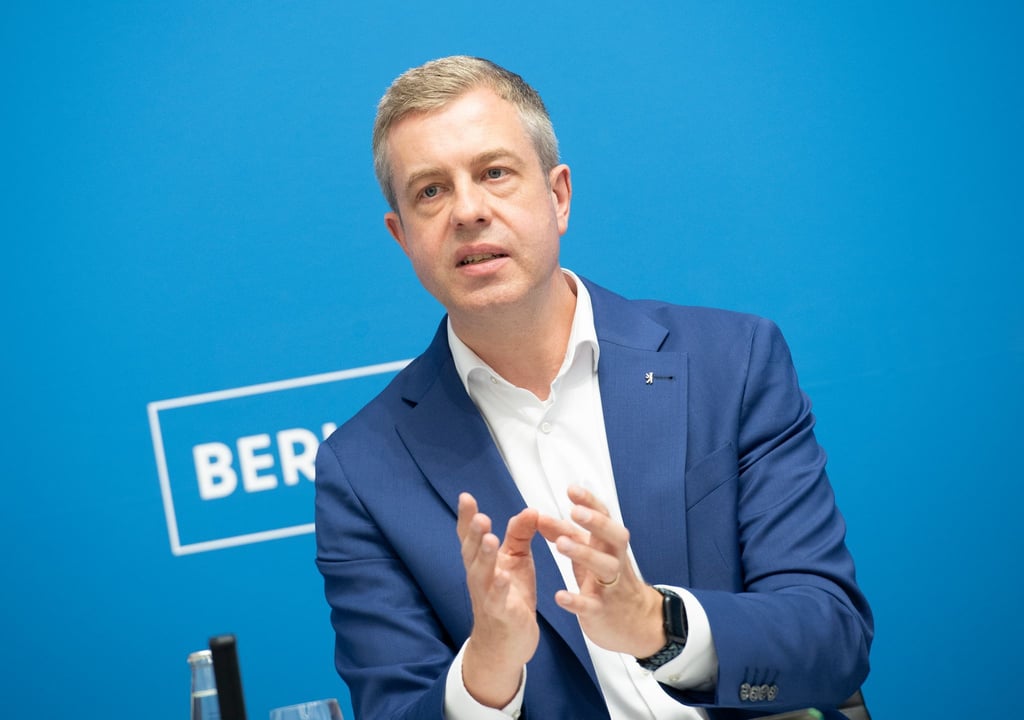 Finanzsenator Stefan Evers (CDU) stellte den Haushaltsplan der Öffentlichkeit vor. (Archivbild)