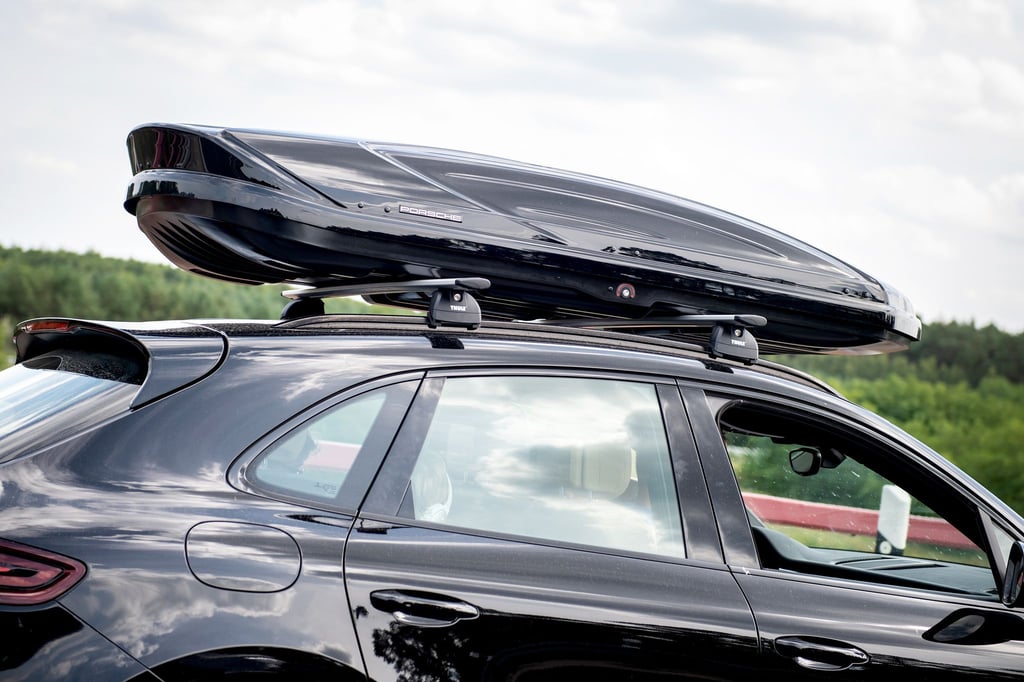 Mit einer Dachbox lässt sich für Urlaubsfahrten zusätzlicher Stauraum schaffen. Doch insgesamt darf das Fahrzeug nicht zu schwer werden.