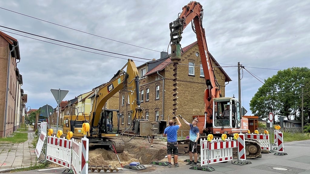 Mit schwerer Technik wird an der Einmündung zur Lieselotte-Rückert-Straße gebohrt – dort beginnt die Sanierung der August-Bebel-Straße.