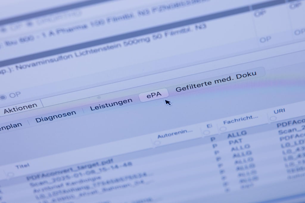 Patienten können ihre E-Akte in Praxen befüllen lassen, auch ohne selbst hineinzuschauen. (Archivbild)
