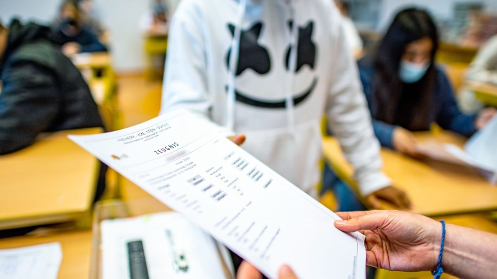 Hunderttausende Kinder bekommen am Freitag ihre Zeugnisse zum ersten Schulhabljahr.