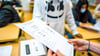 Kurz vor den Sommerferien bekommen Schülerinnen und Schüler an insgesamt 942 Schulen in Brandenburg ihre Zeugnisse. (Symbolbild)